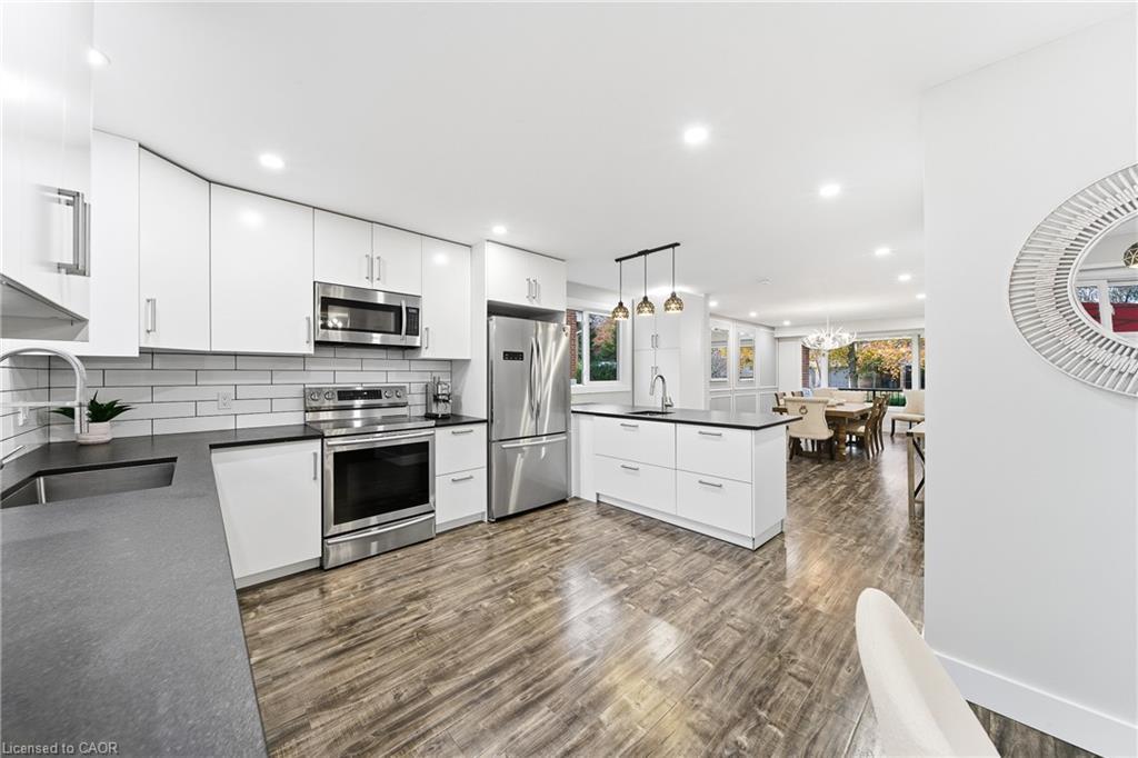 23 Stonegate Drive, Kitchener, ON - Indoor Photo Showing Kitchen With Upgraded Kitchen