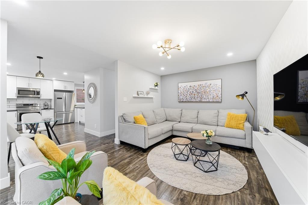 23 Stonegate Drive, Kitchener, ON - Indoor Photo Showing Living Room