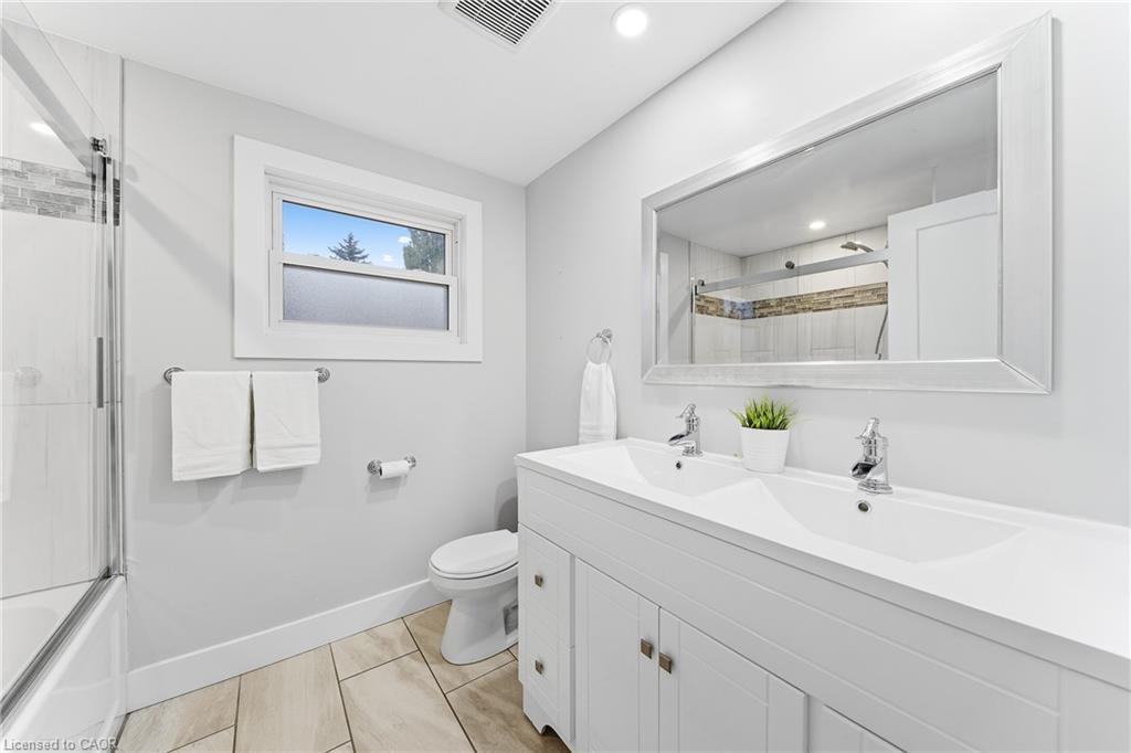 23 Stonegate Drive, Kitchener, ON - Indoor Photo Showing Bathroom