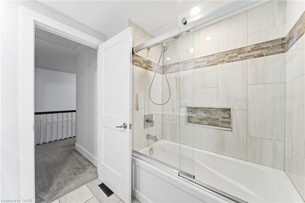 23 Stonegate Drive, Kitchener, ON - Indoor Photo Showing Bathroom