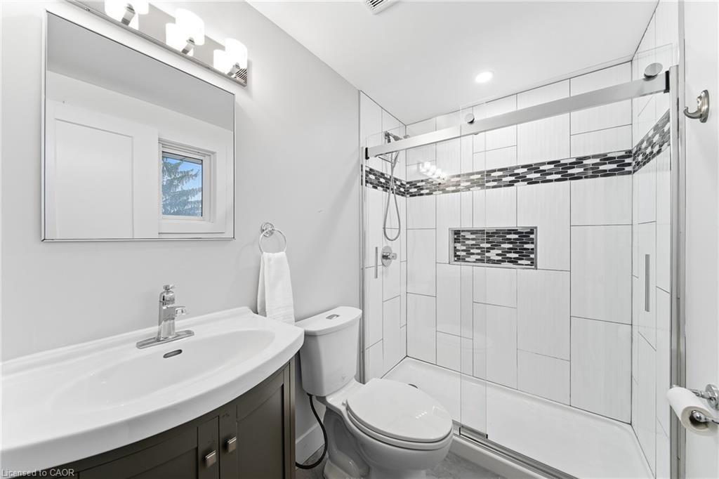 23 Stonegate Drive, Kitchener, ON - Indoor Photo Showing Bathroom