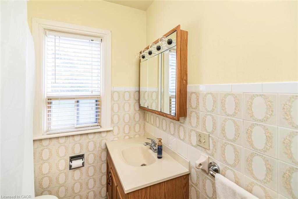 538 Hughson Street N, Hamilton, ON - Indoor Photo Showing Bathroom