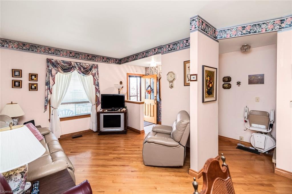 538 Hughson Street N, Hamilton, ON - Indoor Photo Showing Living Room