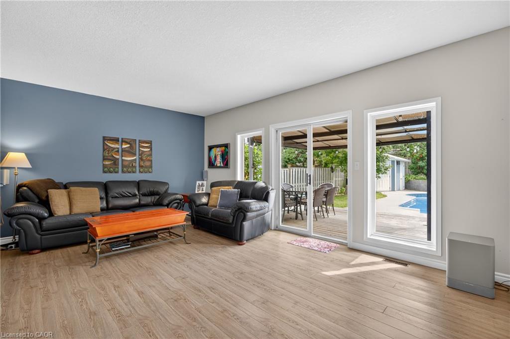 517 Thornview Place, Waterloo, ON - Indoor Photo Showing Living Room