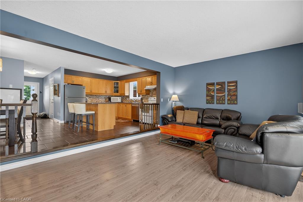 517 Thornview Place, Waterloo, ON - Indoor Photo Showing Living Room