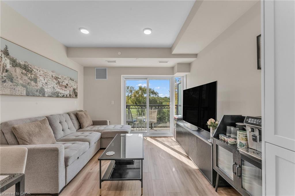231-50 Herrick Avenue, St. Catharines, ON - Indoor Photo Showing Living Room