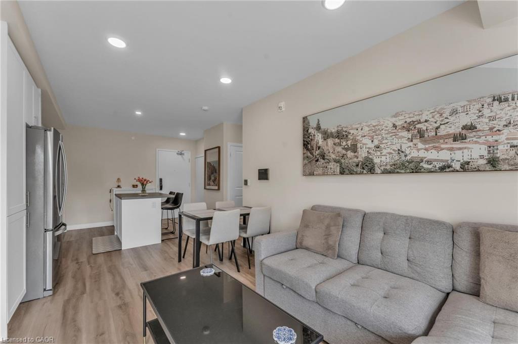 231-50 Herrick Avenue, St. Catharines, ON - Indoor Photo Showing Living Room