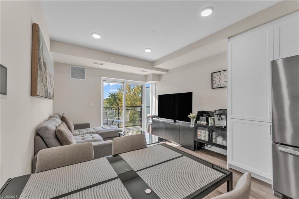 231-50 Herrick Avenue, St. Catharines, ON - Indoor Photo Showing Living Room