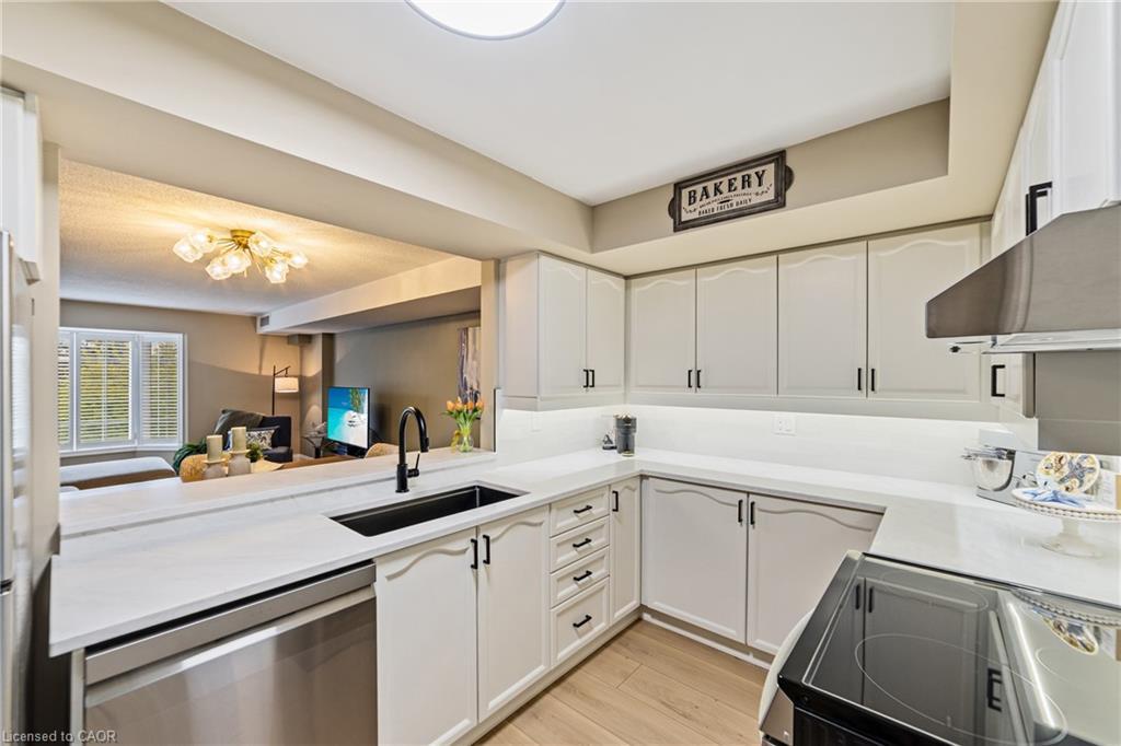 B403-216 Plains Road W, Burlington, ON - Indoor Photo Showing Kitchen