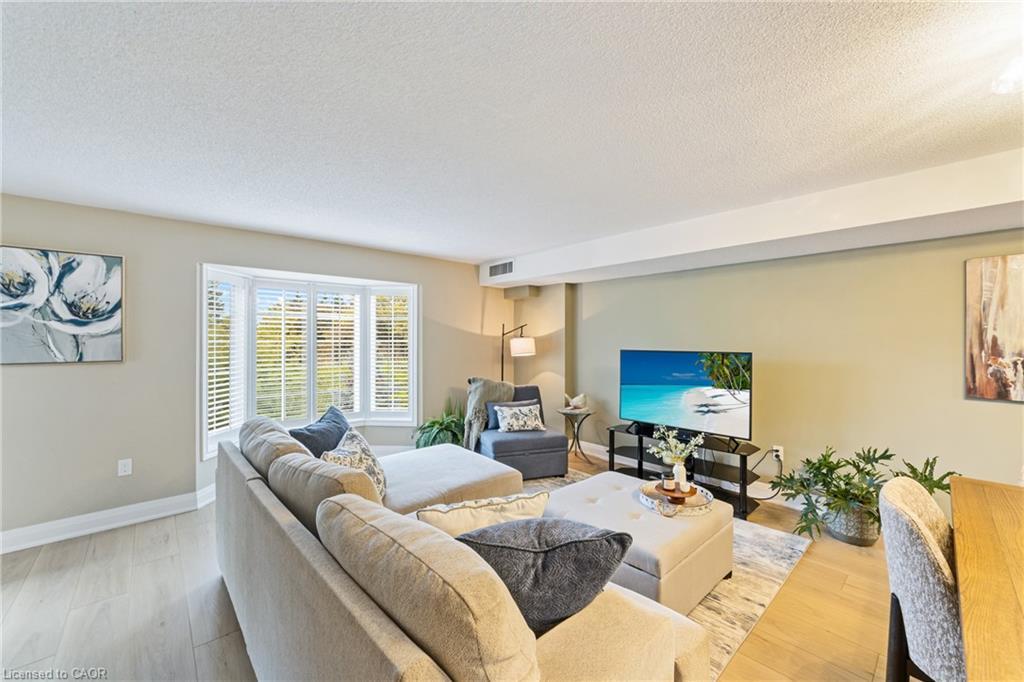 B403-216 Plains Road W, Burlington, ON - Indoor Photo Showing Living Room