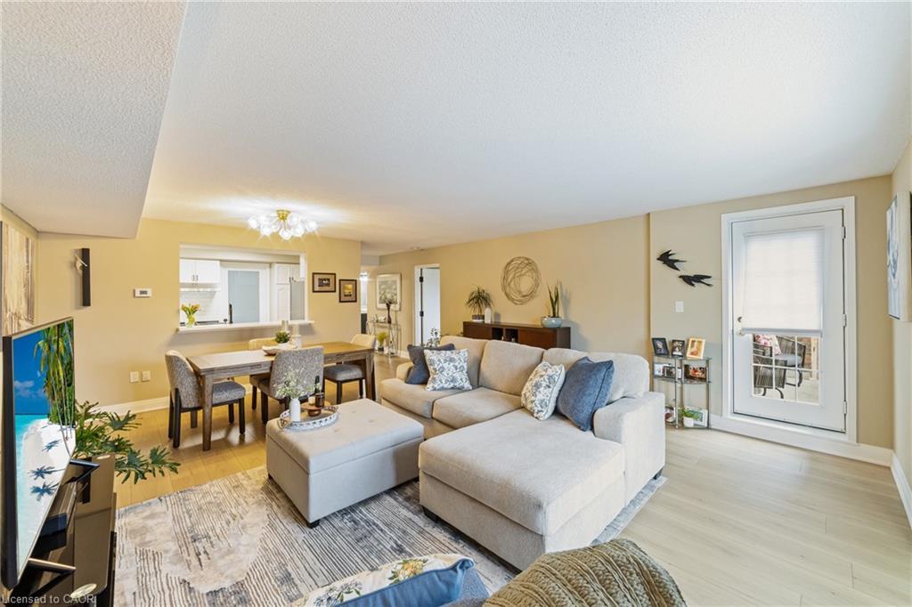 B403-216 Plains Road W, Burlington, ON - Indoor Photo Showing Living Room