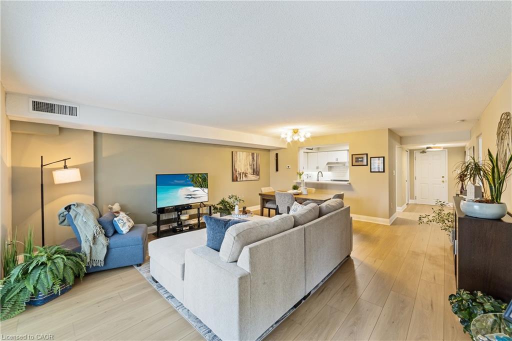 B403-216 Plains Road W, Burlington, ON - Indoor Photo Showing Living Room