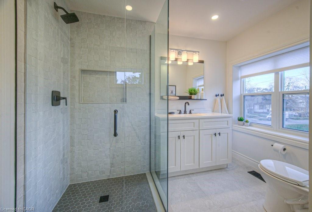 30 Dunbar Road S, Waterloo, ON - Indoor Photo Showing Bathroom
