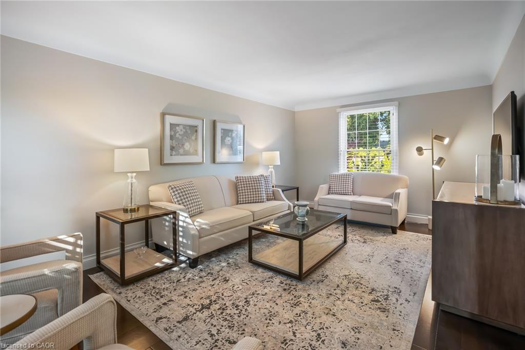 4 Upper Canada Drive, St. Catharines, ON - Indoor Photo Showing Living Room