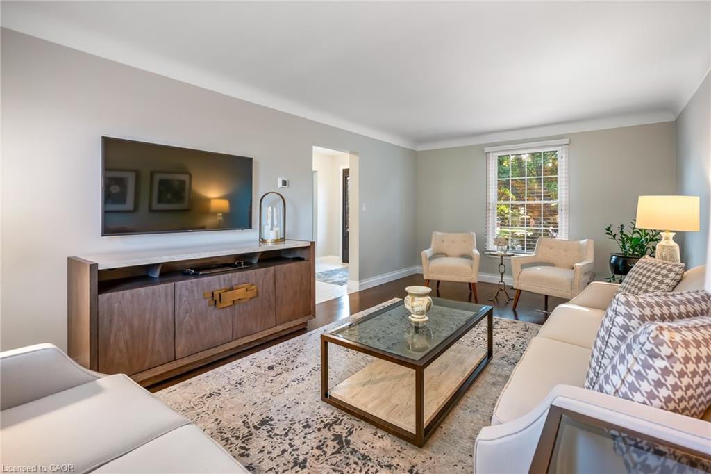 4 Upper Canada Drive, St. Catharines, ON - Indoor Photo Showing Living Room