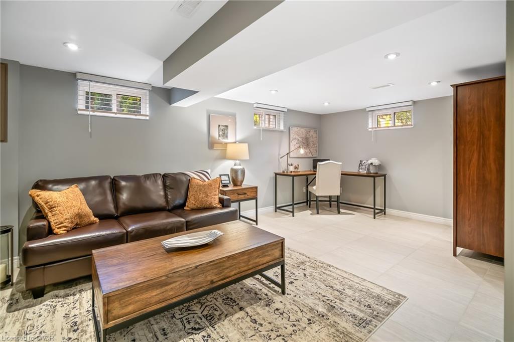 4 Upper Canada Drive, St. Catharines, ON - Indoor