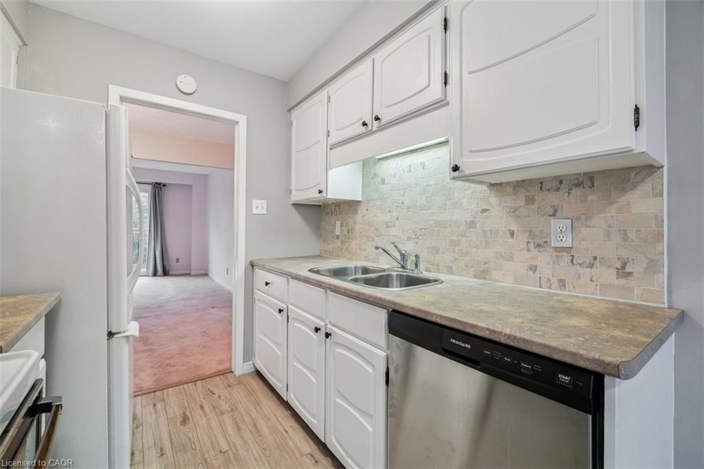 58-3029 Glencrest Road, Burlington, ON - Indoor Photo Showing Kitchen With Double Sink