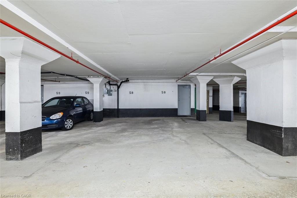58-3029 Glencrest Road, Burlington, ON - Indoor Photo Showing Garage