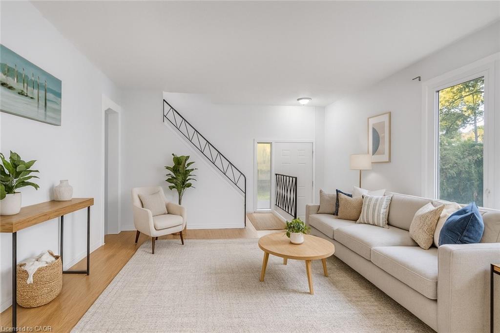 48 Luscombe Street, Hamilton, ON - Indoor Photo Showing Living Room