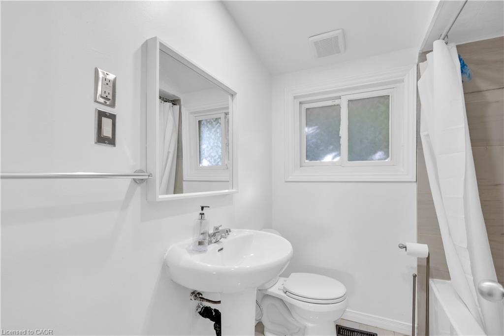 48 Luscombe Street, Hamilton, ON - Indoor Photo Showing Bathroom