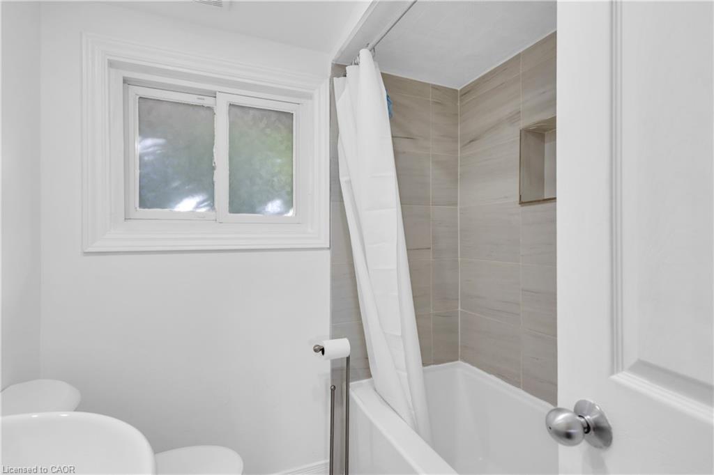 48 Luscombe Street, Hamilton, ON - Indoor Photo Showing Bathroom