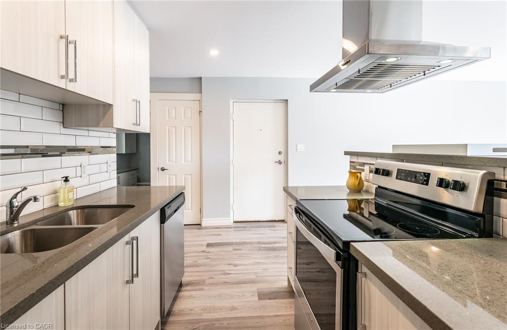 16-529 Elm Street, Port Colborne, ON - Indoor Photo Showing Kitchen With Double Sink