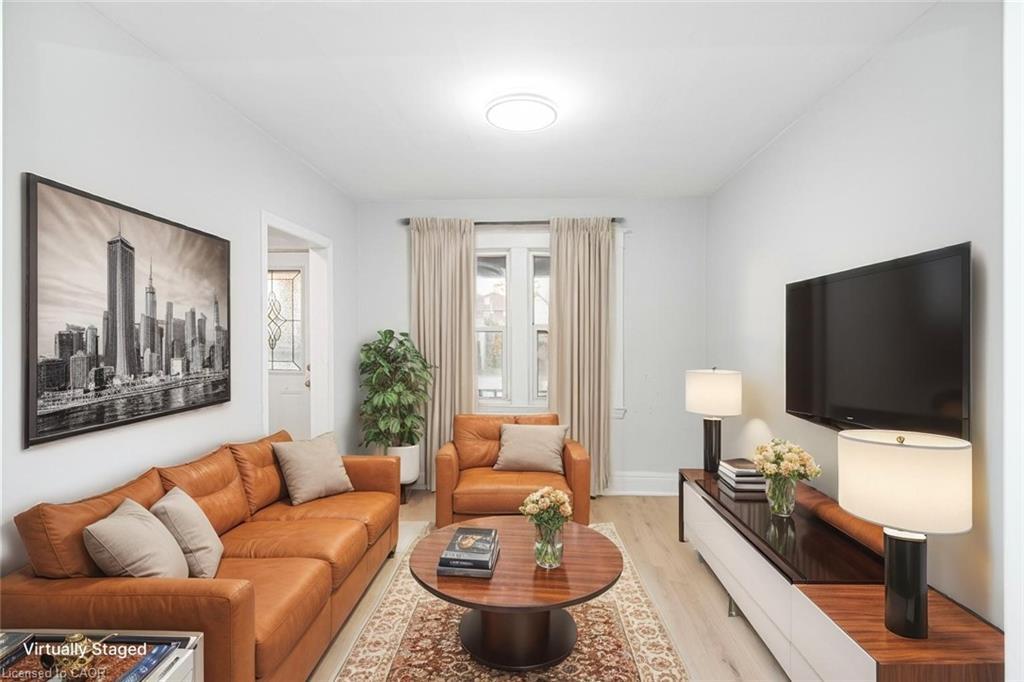 8 Leeds Street, Hamilton, ON - Indoor Photo Showing Living Room