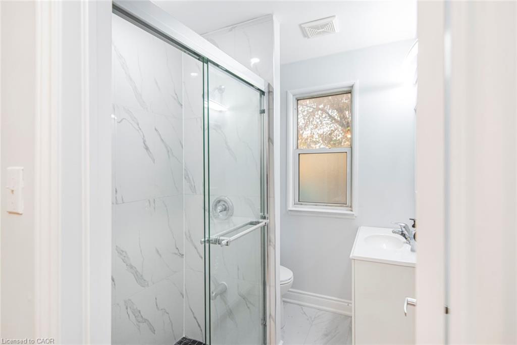 8 Leeds Street, Hamilton, ON - Indoor Photo Showing Bathroom