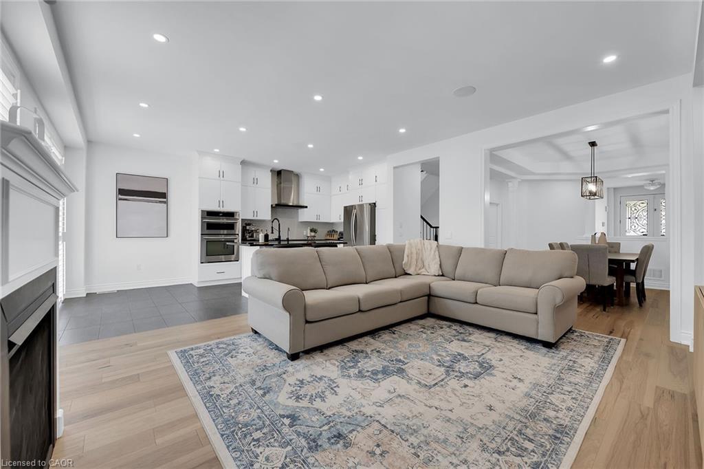 78 Chaumont Drive, Stoney Creek, ON - Indoor Photo Showing Living Room