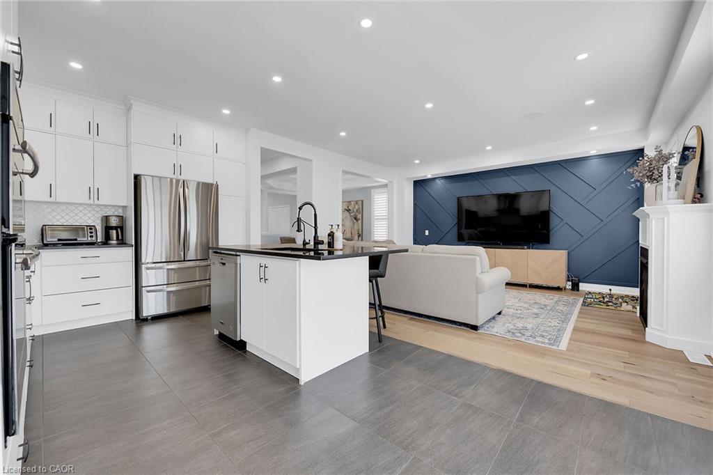 78 Chaumont Drive, Stoney Creek, ON - Indoor Photo Showing Kitchen With Upgraded Kitchen