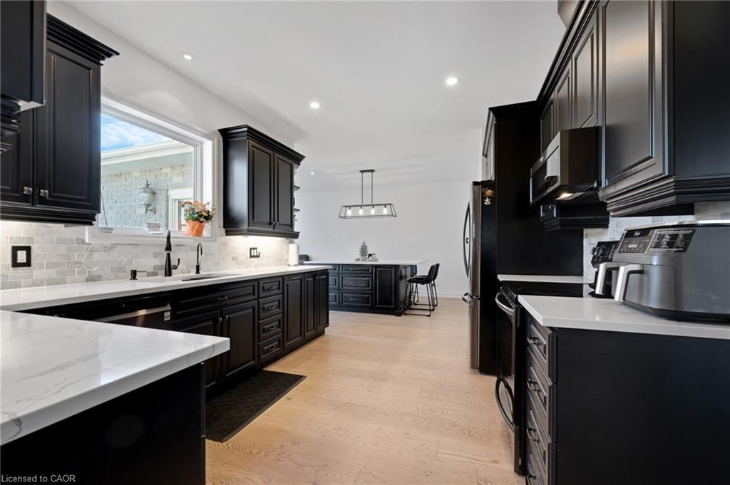 1295 Sheffield Road, Cambridge, ON - Indoor Photo Showing Kitchen With Upgraded Kitchen