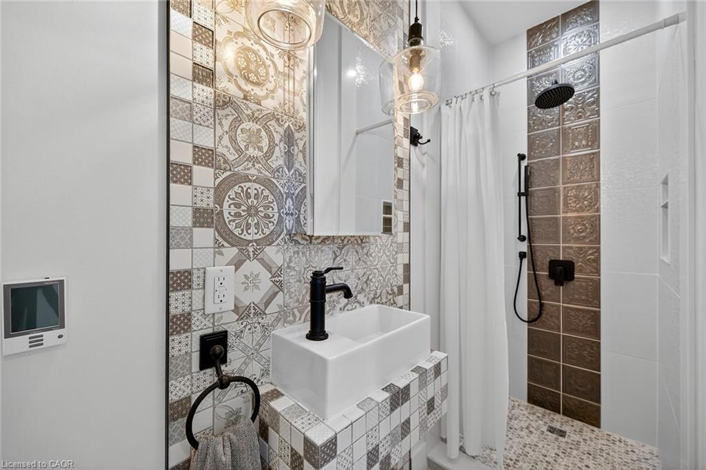 21-80 New Lakeshore Road, Port Dover, ON - Indoor Photo Showing Bathroom