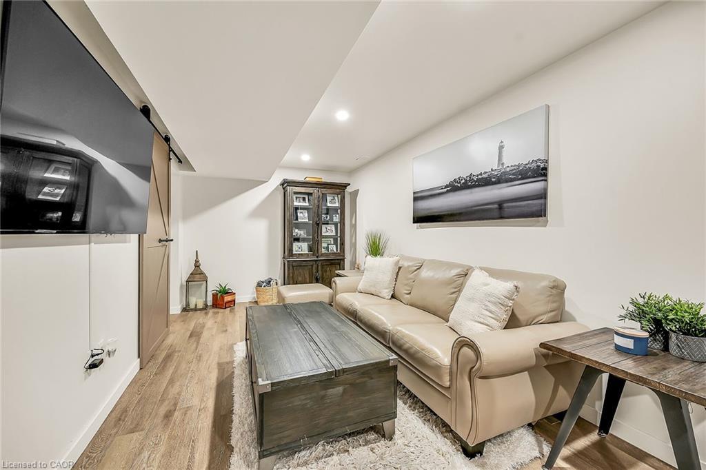 21-80 New Lakeshore Road, Port Dover, ON - Indoor Photo Showing Living Room