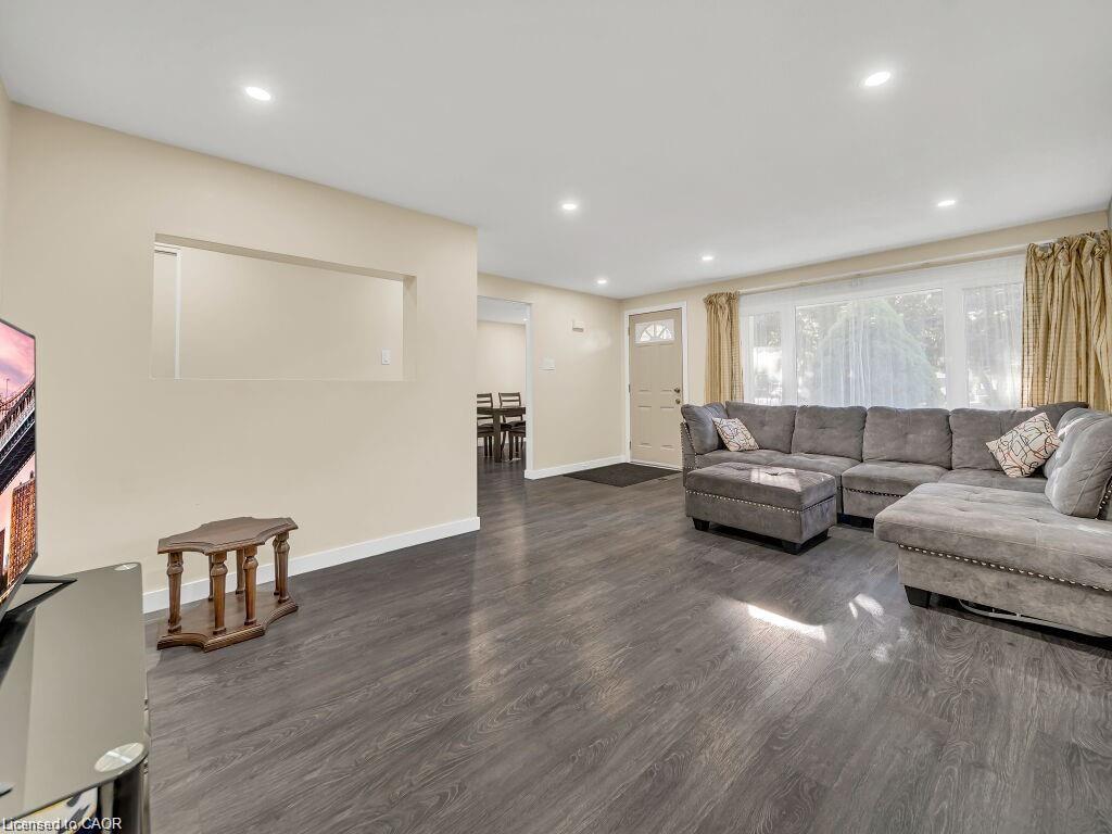 34 Belwood Crescent, Kitchener, ON - Indoor Photo Showing Living Room