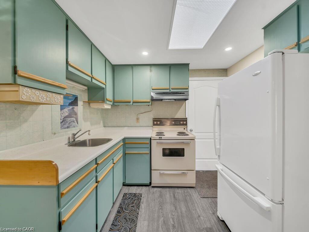 34 Belwood Crescent, Kitchener, ON - Indoor Photo Showing Kitchen