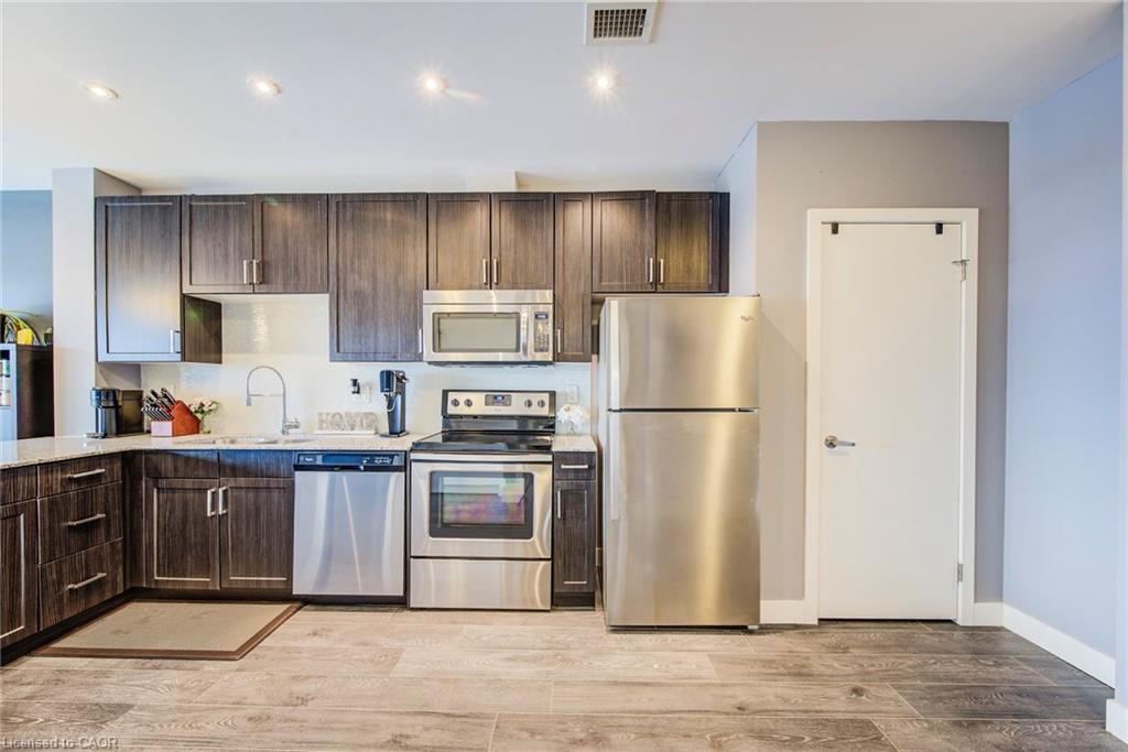 1310-1 Victoria Street S, Kitchener, ON - Indoor Photo Showing Kitchen
