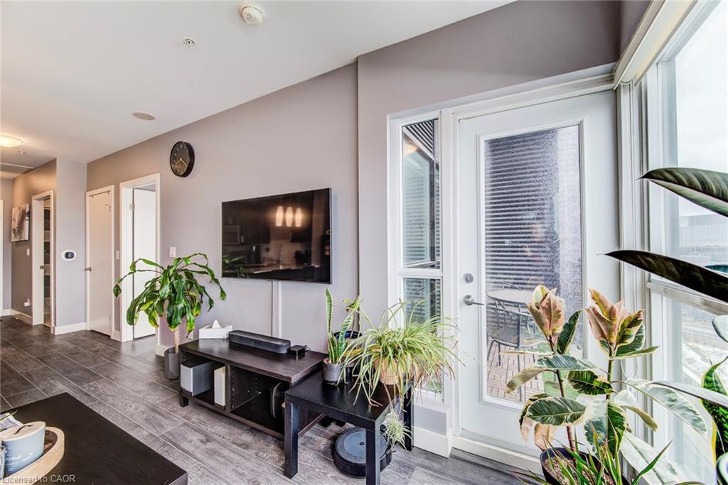 1310-1 Victoria Street S, Kitchener, ON - Indoor Photo Showing Living Room