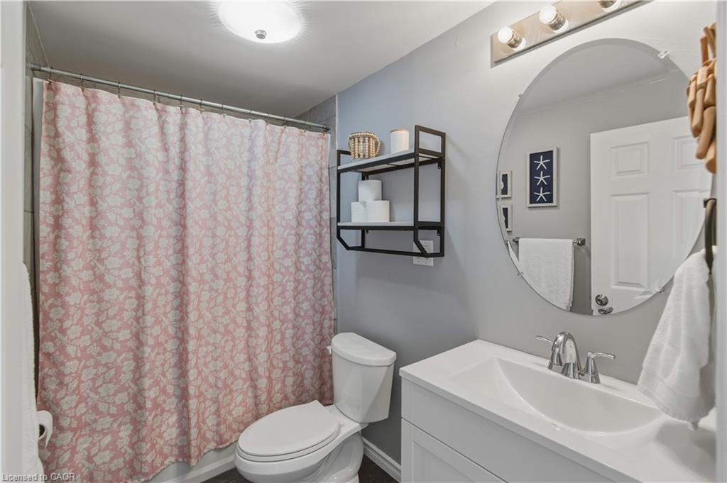 9 Hope Avenue, Hamilton, ON - Indoor Photo Showing Bathroom