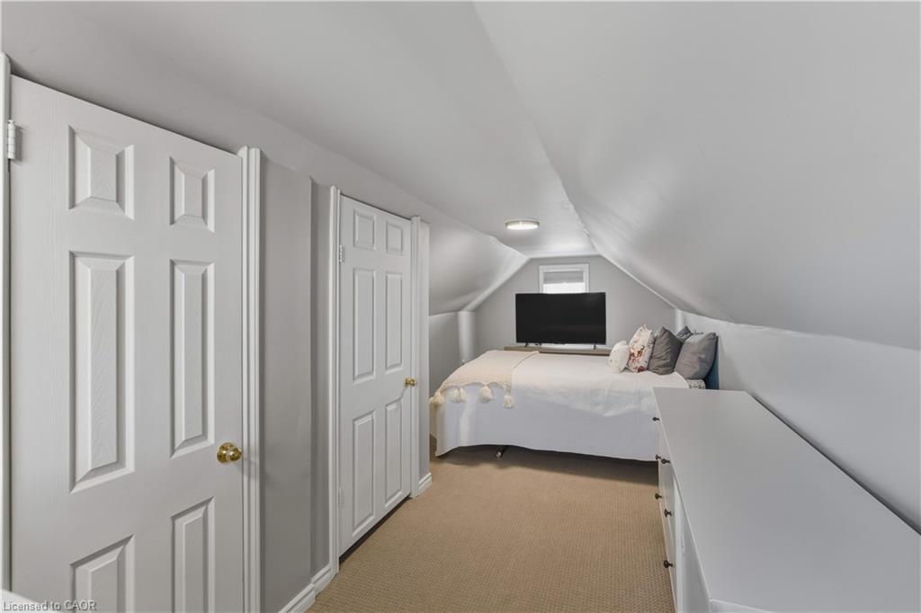 9 Hope Avenue, Hamilton, ON - Indoor Photo Showing Bedroom