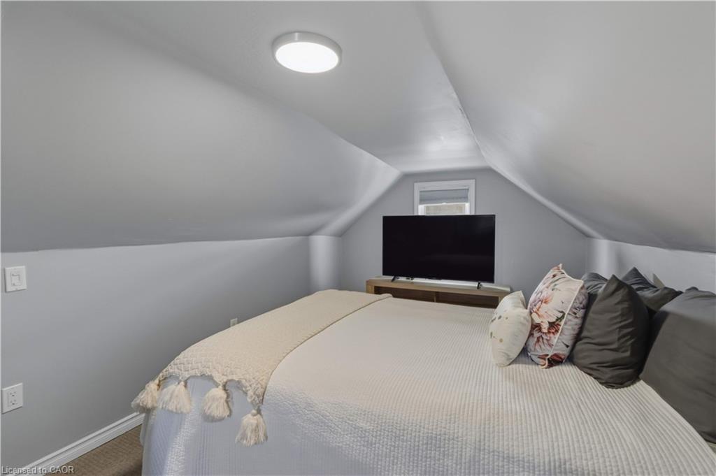 9 Hope Avenue, Hamilton, ON - Indoor Photo Showing Bedroom