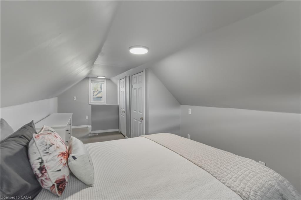 9 Hope Avenue, Hamilton, ON - Indoor Photo Showing Bedroom