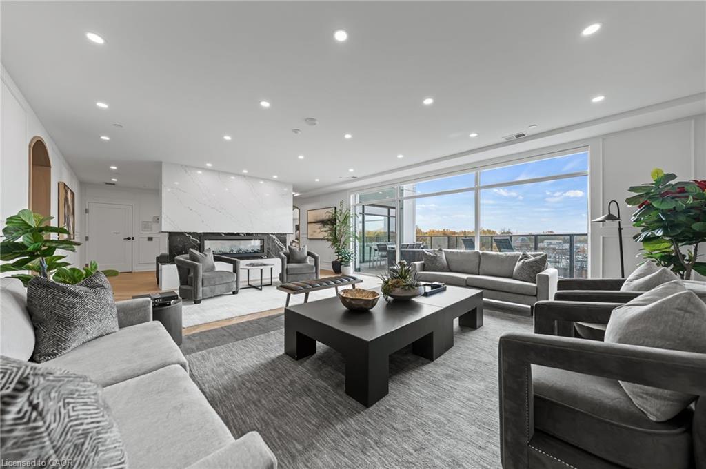 601-71 Wyndham Street S, Guelph, ON - Indoor Photo Showing Living Room