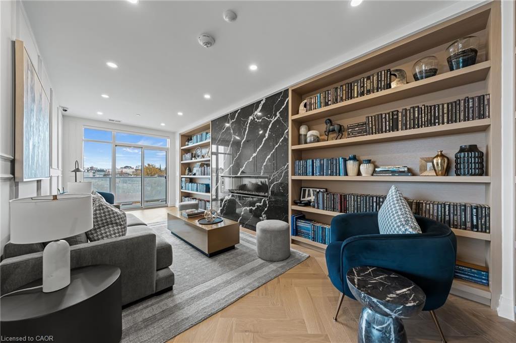 601-71 Wyndham Street S, Guelph, ON - Indoor Photo Showing Living Room