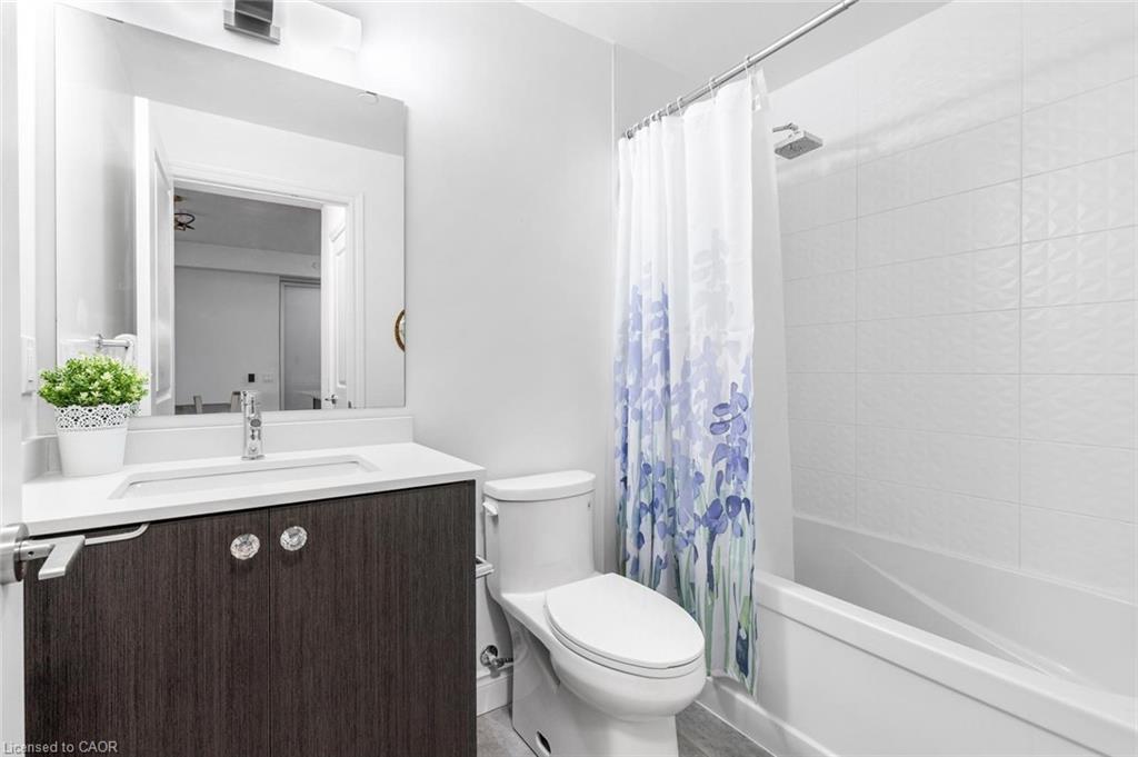 226-1050 Main Street E, Milton, ON - Indoor Photo Showing Bathroom