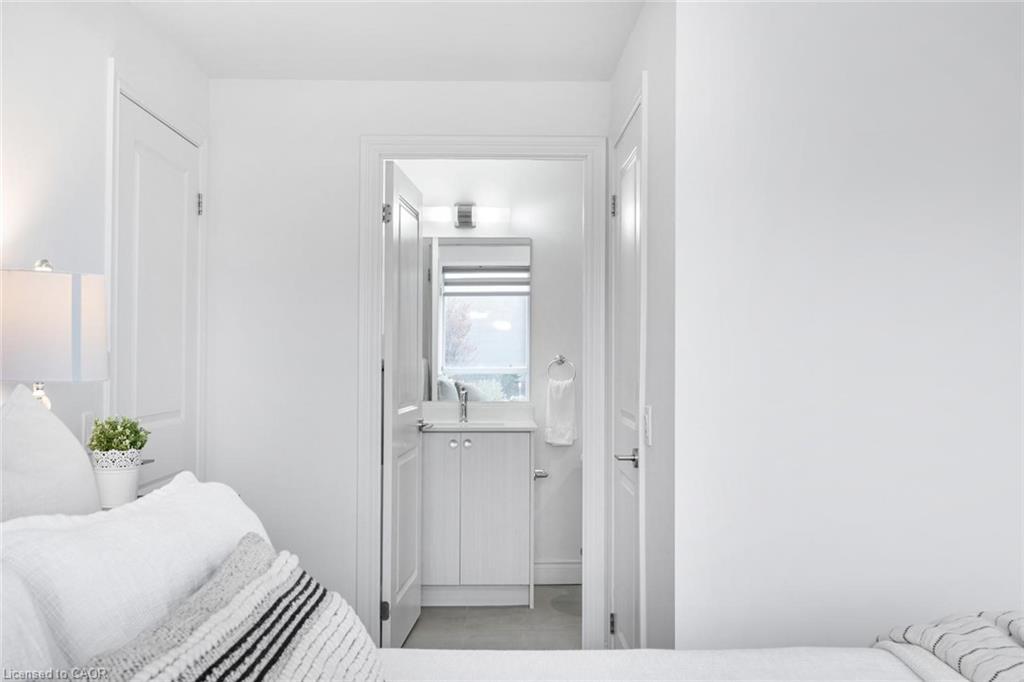 226-1050 Main Street E, Milton, ON - Indoor Photo Showing Bedroom