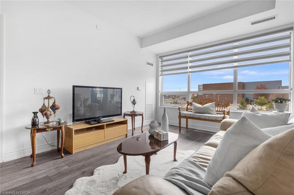 226-1050 Main Street E, Milton, ON - Indoor Photo Showing Living Room
