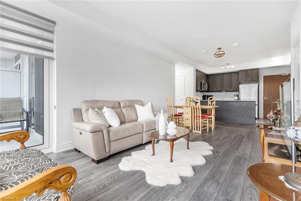 226-1050 Main Street E, Milton, ON - Indoor Photo Showing Living Room