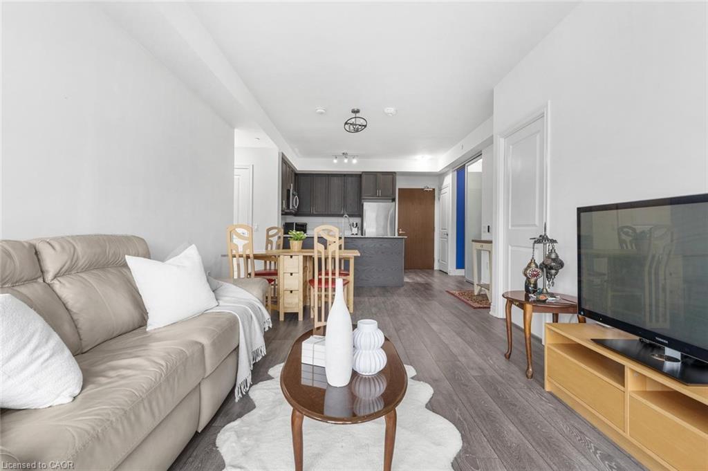 226-1050 Main Street E, Milton, ON - Indoor Photo Showing Living Room