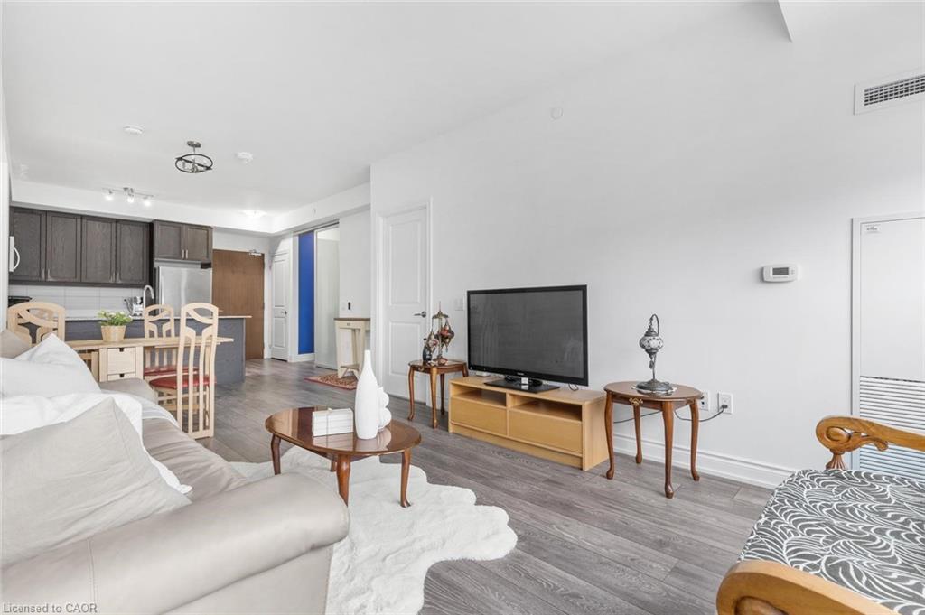 226-1050 Main Street E, Milton, ON - Indoor Photo Showing Living Room