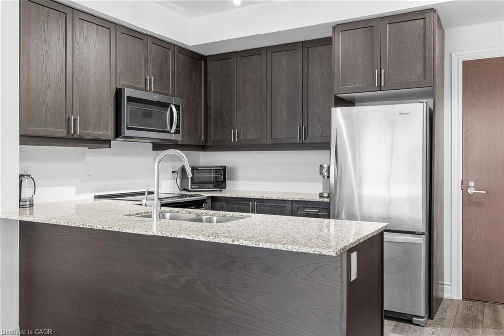 226-1050 Main Street E, Milton, ON - Indoor Photo Showing Kitchen With Double Sink With Upgraded Kitchen